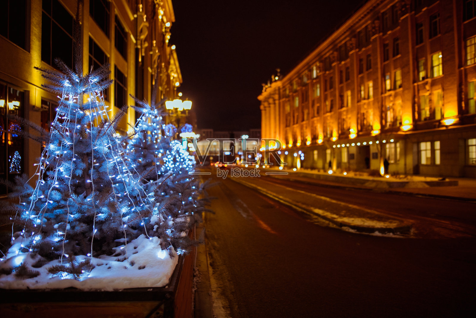 基辅，一棵挂满彩灯的圣诞树。背景是索菲亚大教堂。新年的庆祝活动照片摄影图片