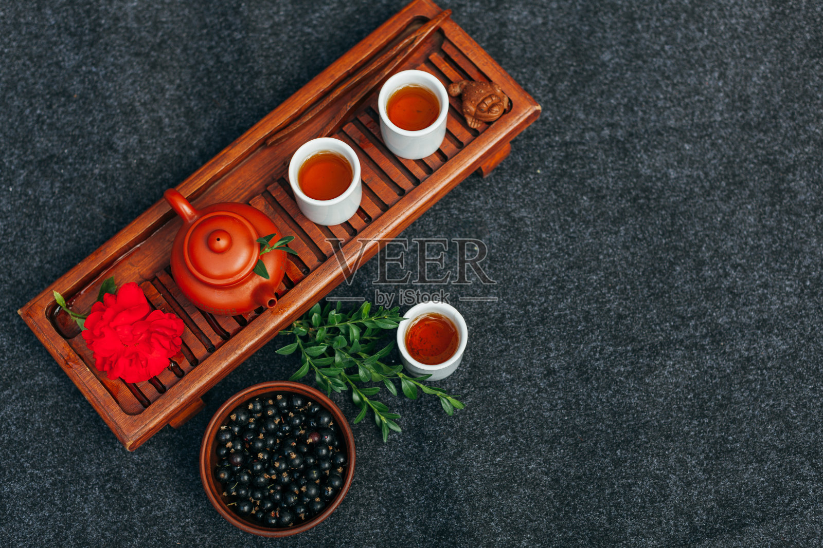 中国茶道亚洲木餐桌板卡班顶视图拷贝空间早晨的能量。照片摄影图片