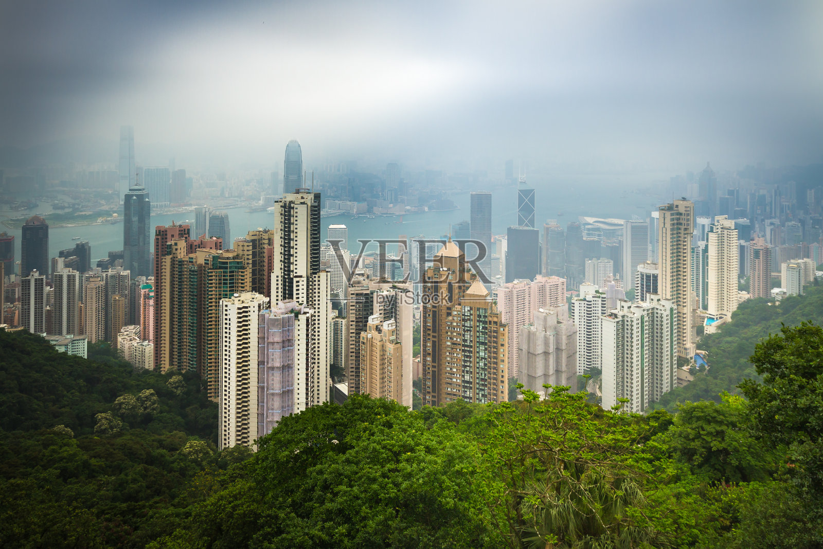 从远处看，是雾蒙蒙的维多利亚港和香港中环照片摄影图片