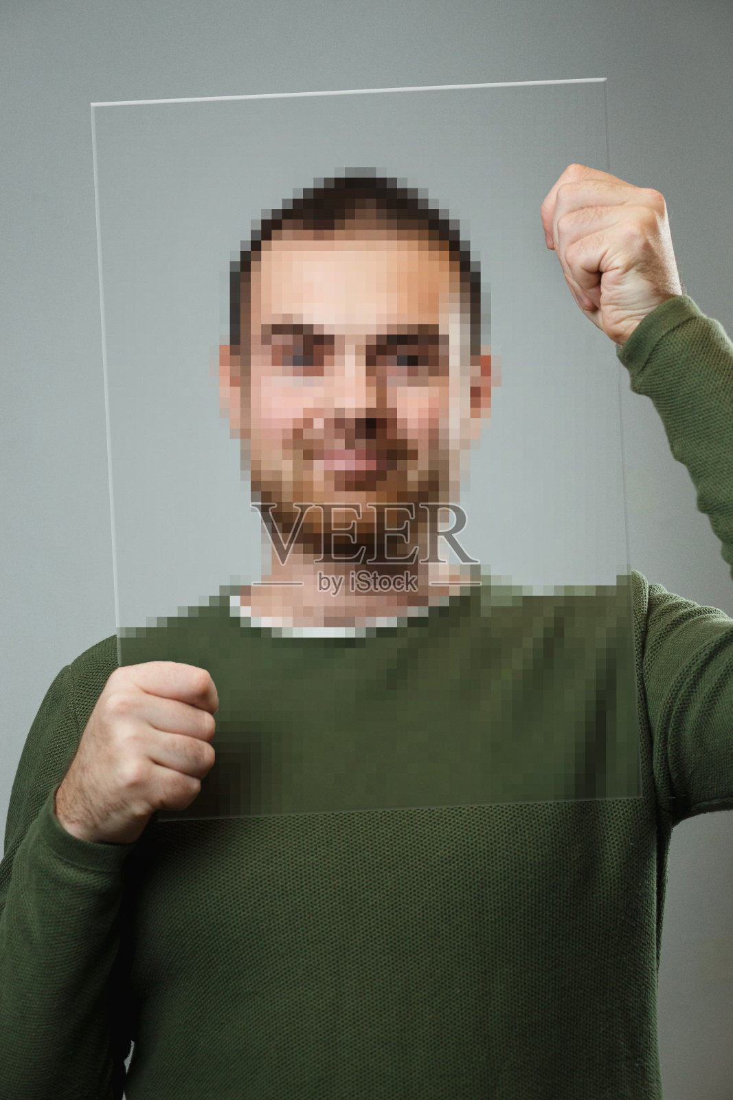 一个用像素框遮住脸的男人的肖像照片摄影图片