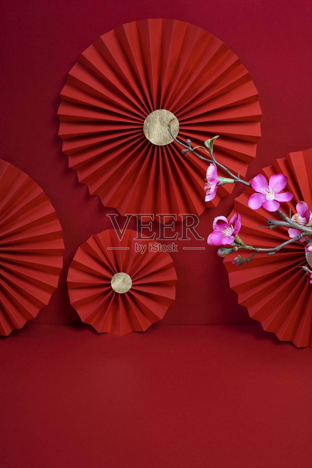 幸运的中国新年红色背景装饰樱花花和纸扇照片摄影图片