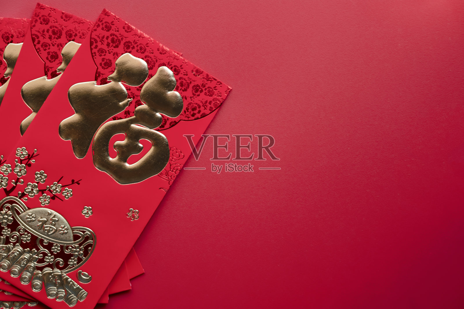 平铺中国新年庆祝或农历新年，中国的红包贺卡在红色的背景与祝福字包含钱作为礼物汉语单词意味着幸福或好运照片摄影图片