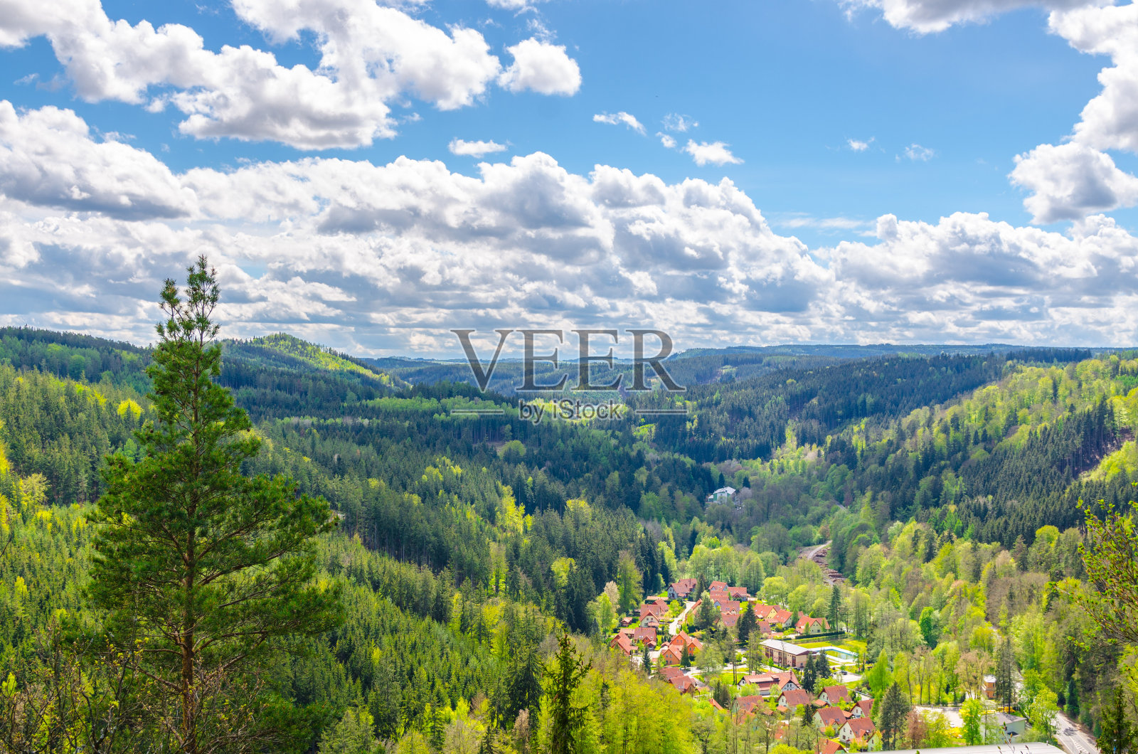 斯拉夫科夫森林鸟瞰图与山和绿树附近卡尔斯巴德镇，卡罗维Vary区，西波西米亚，捷克共和国照片摄影图片