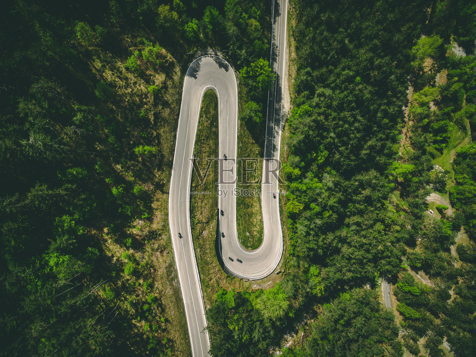 鸟瞰图的蜿蜒道路与汽车和摩托车在意大利照片摄影图片