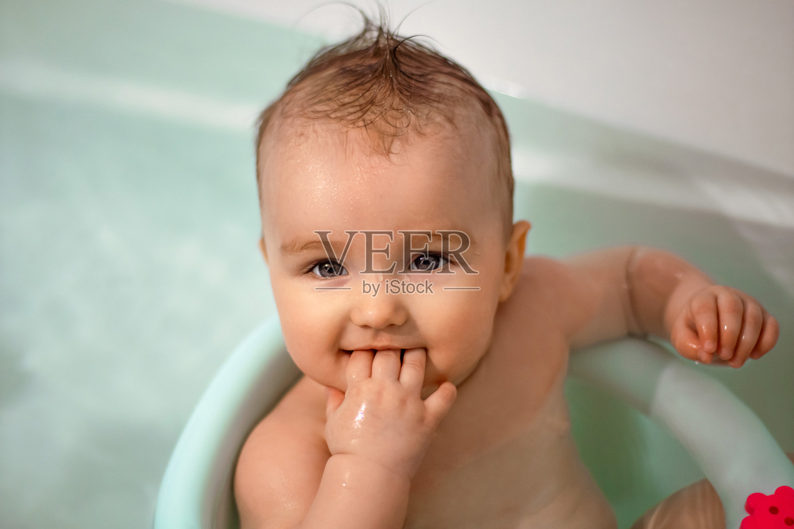 可爱的新生女孩在浴室洗澡照片摄影图片