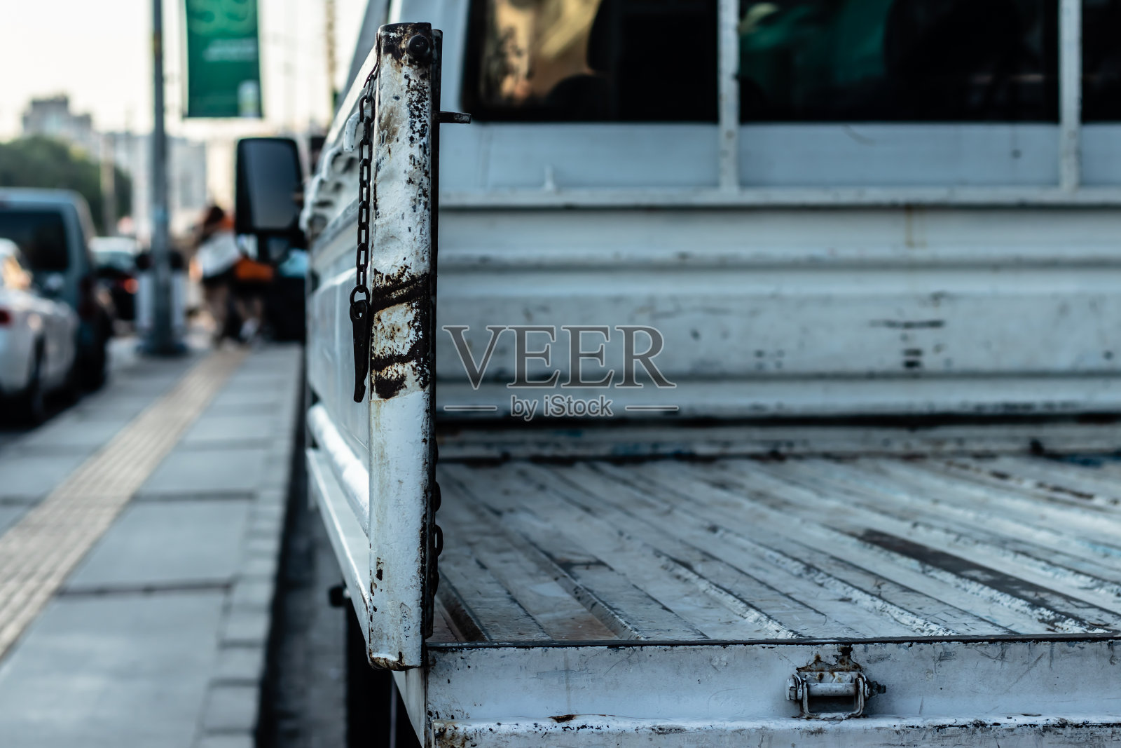 一个特写细节拍摄的白色货车-模糊的城市景观作为背景照片摄影图片