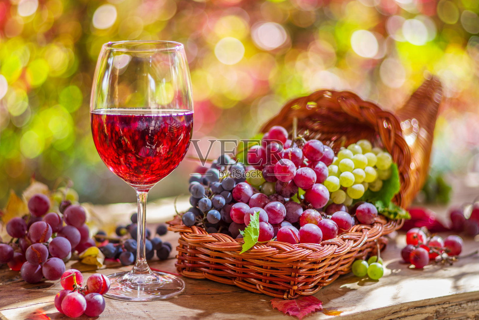 秋季静物与成熟的不同葡萄品种和酒杯。美丽的秋景背后。照片摄影图片