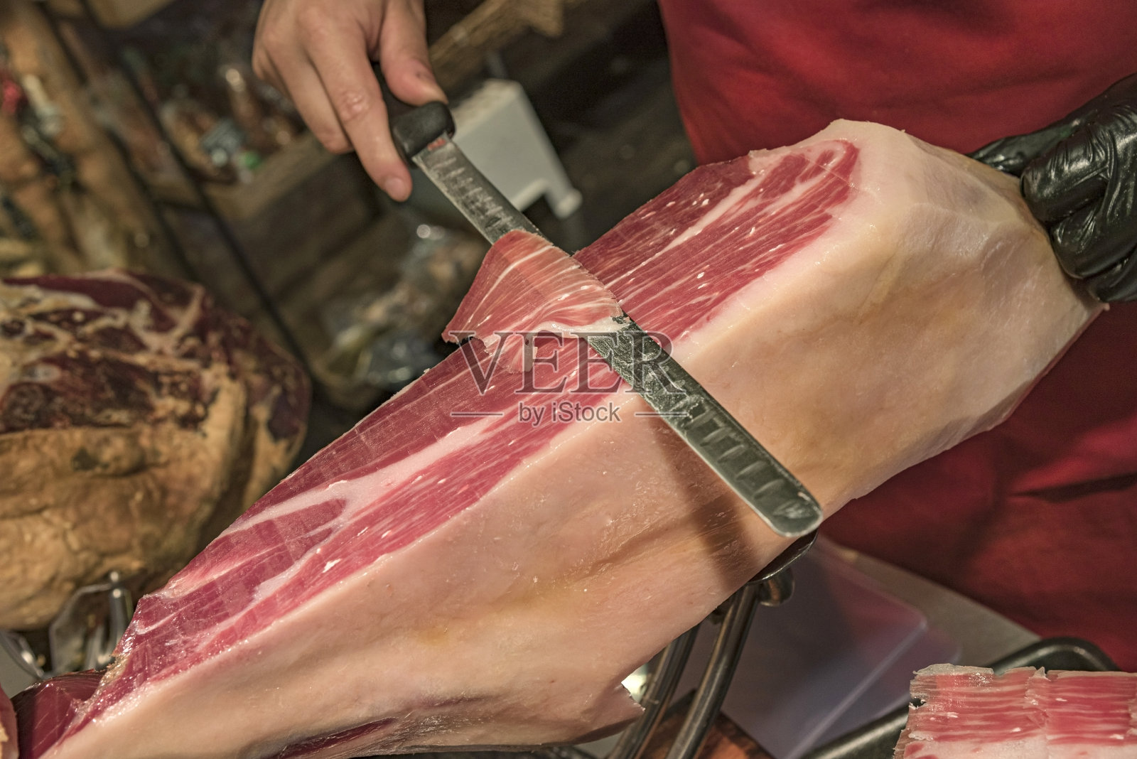 切传统的西班牙塞拉诺火腿。照片摄影图片