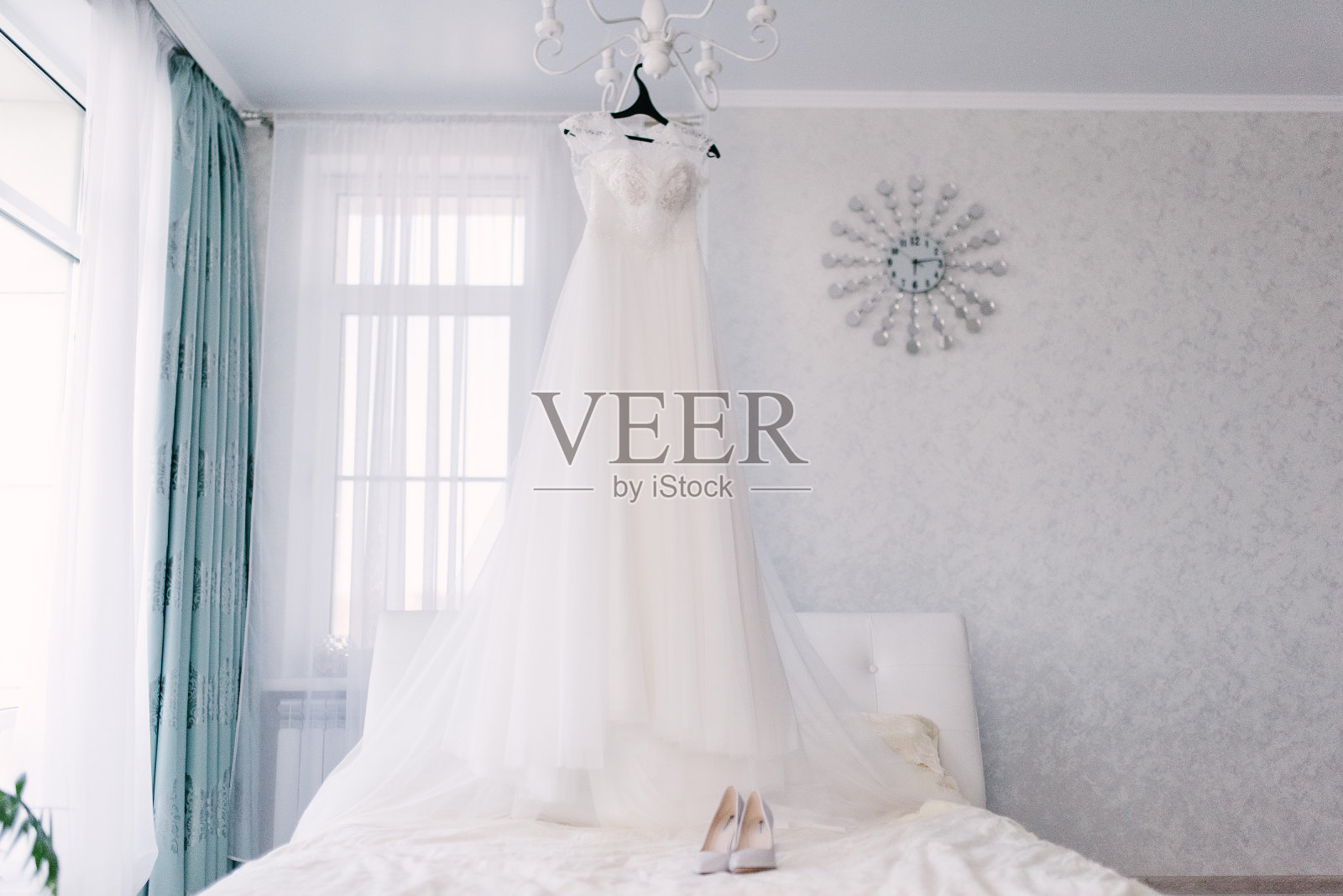 卧室里挂着白色的婚纱。白色新娘礼服照片摄影图片