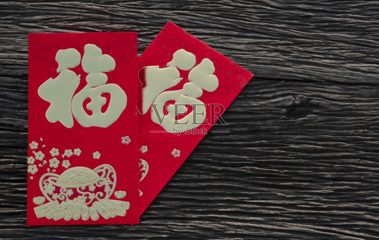 平放中国新年庆祝活动或农历新年，贺卡红信封在黑色的木制背景与祝福字包含钱作为礼物汉语单词意味着幸福或好运照片摄影图片