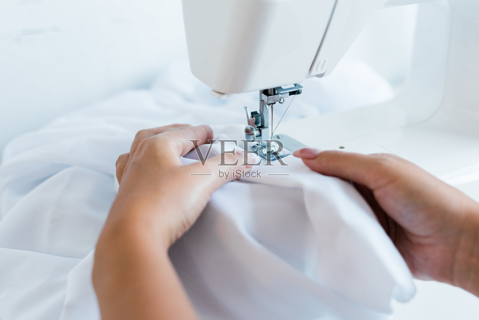 缝纫机针下调整织物照片摄影图片