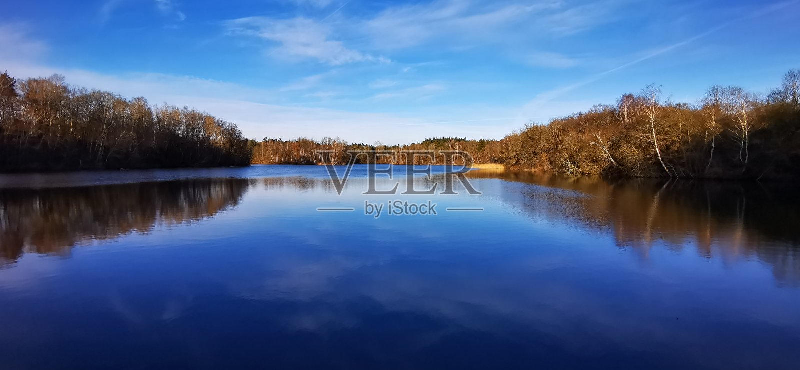 蓝色的湖照片摄影图片
