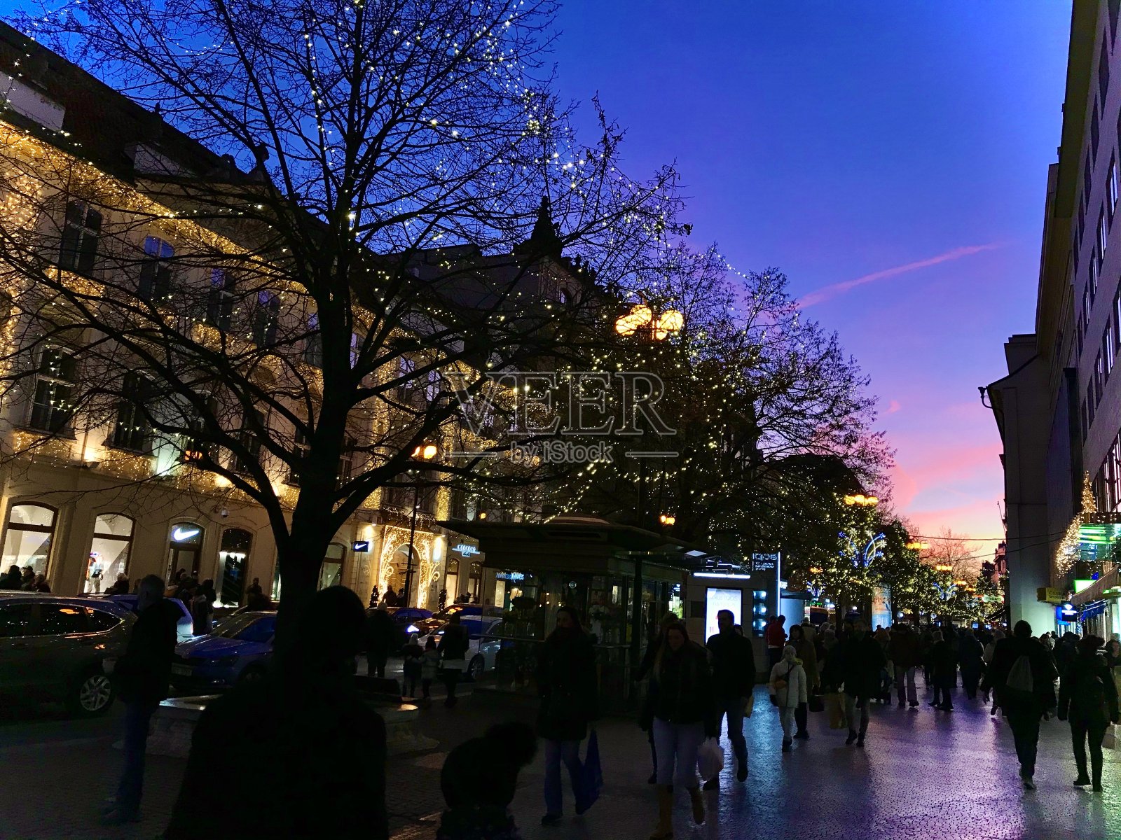 美丽的日落在布拉格市中心街道，捷克共和国，欧洲照片摄影图片