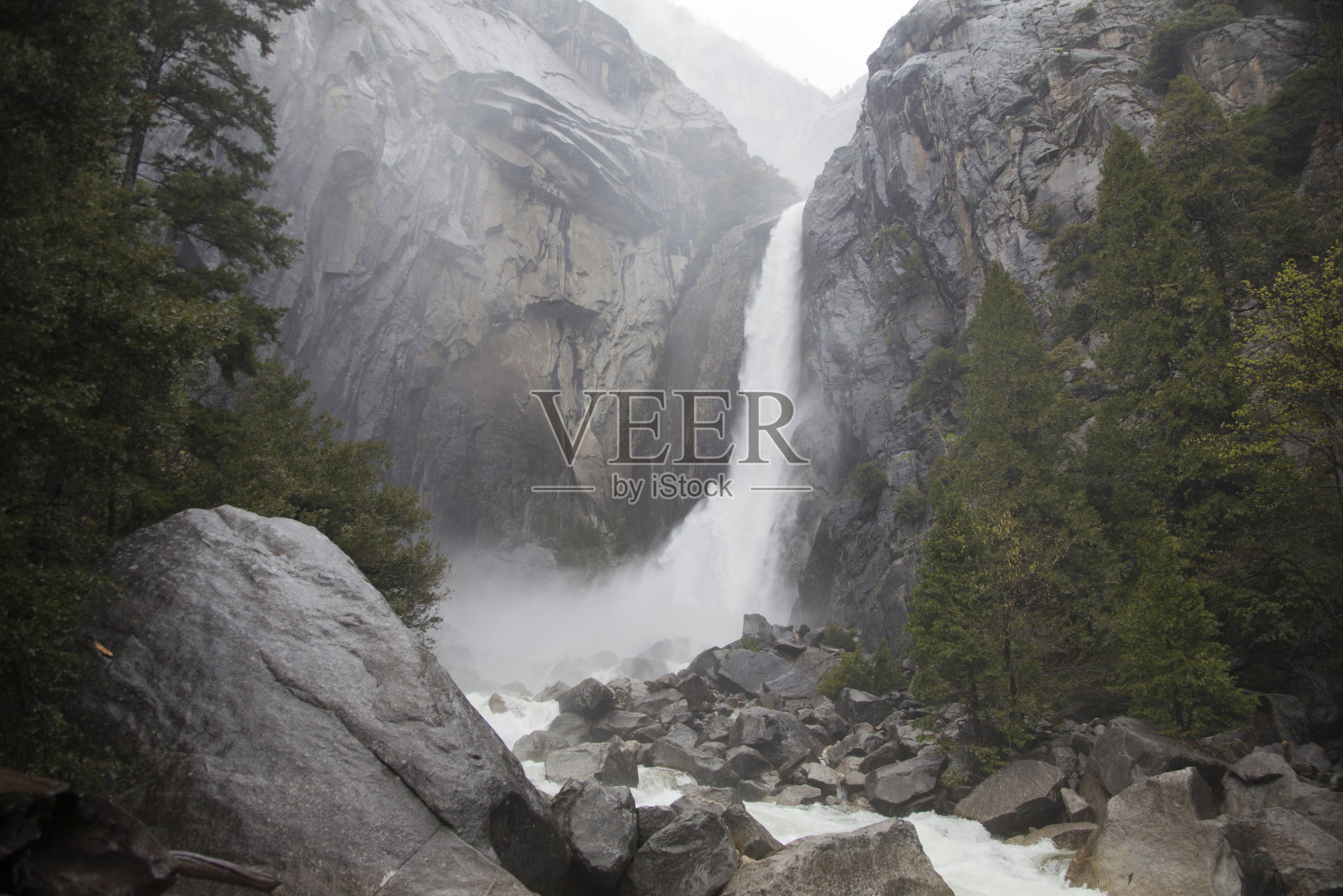 加州约塞米蒂国家公园的瀑布照片摄影图片