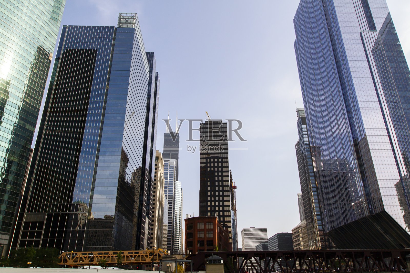 玻璃摩天大楼在一个金融区在惊喜，向上看，芝加哥，美国照片摄影图片