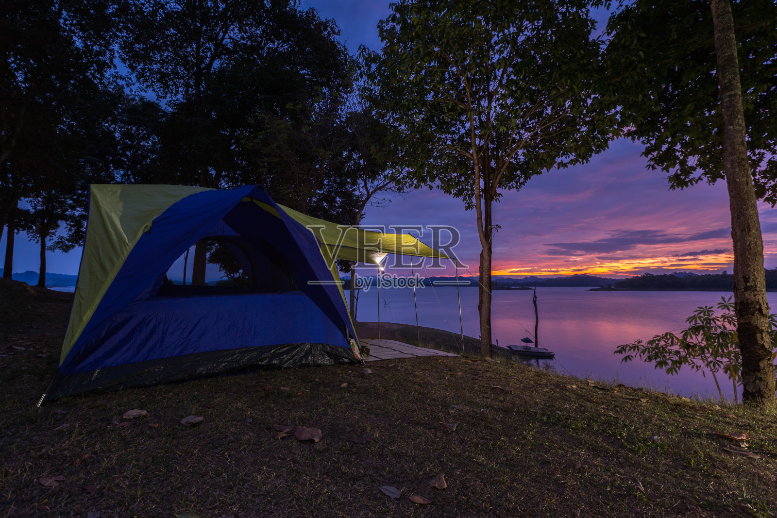 画出帐篷营地傍晚日落时的美丽景色照片摄影图片