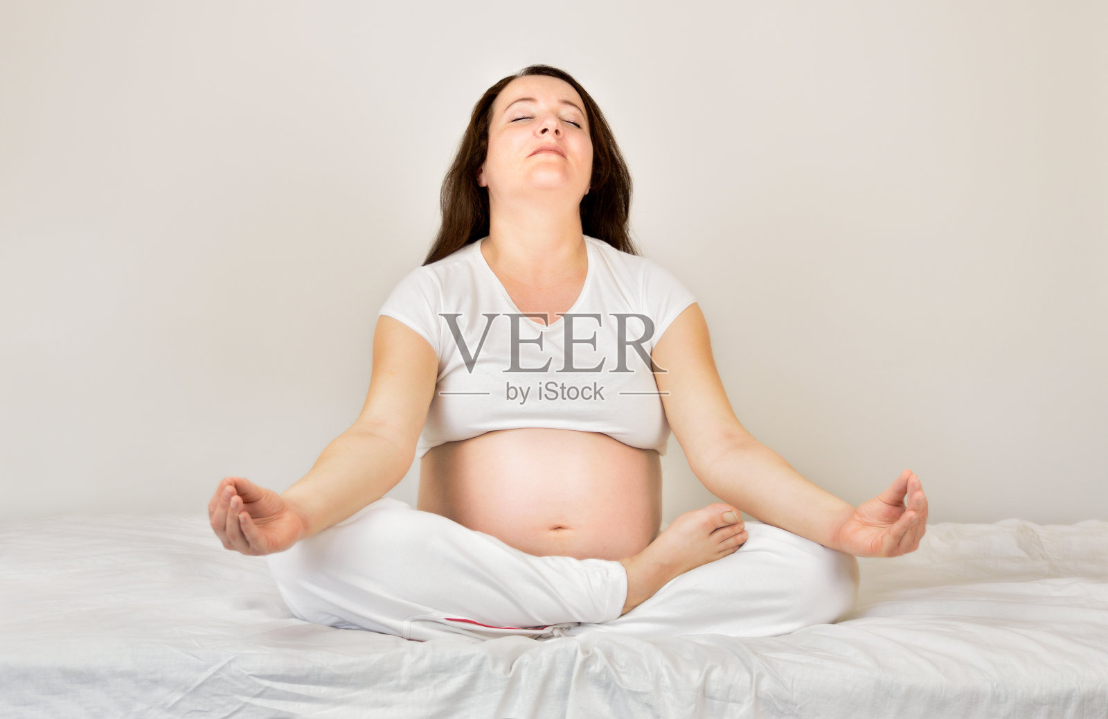 一名孕妇在锻炼时沉思照片摄影图片