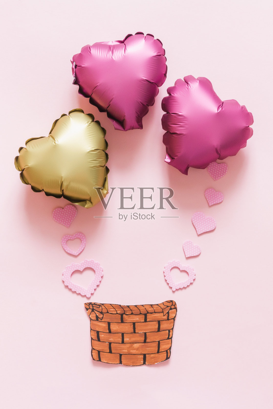 节日平。用柔和的粉色背景衬托心形气球。情人节或婚礼、单身派对、生日的概念。照片摄影图片