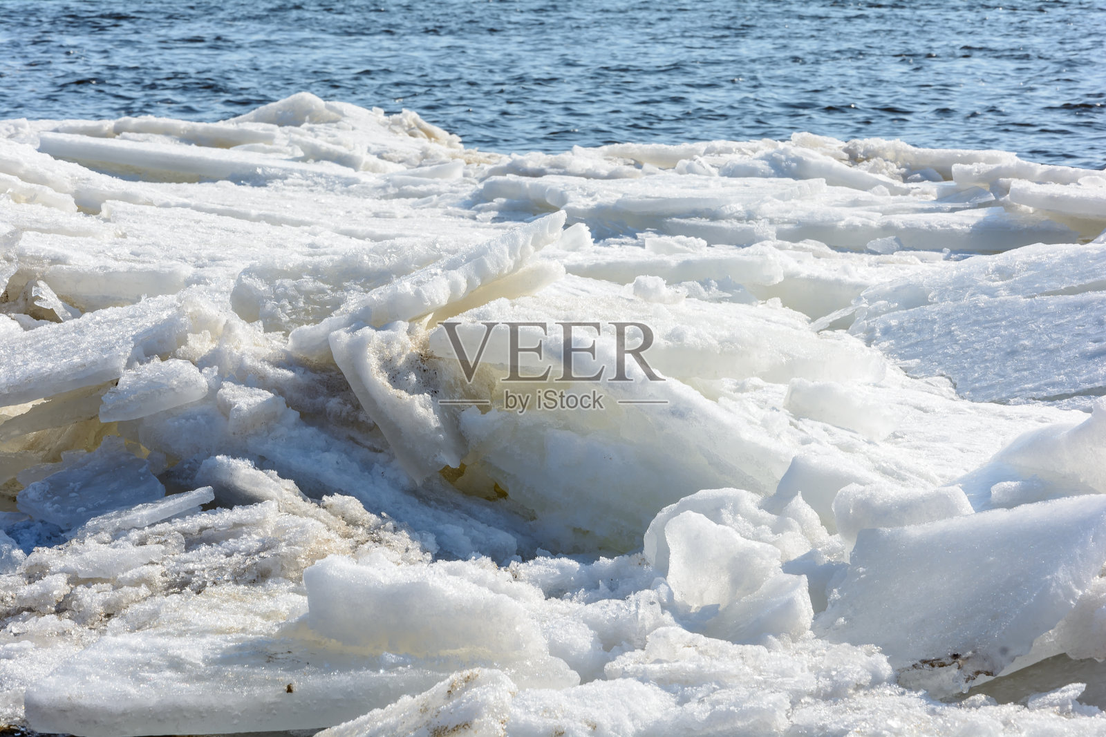 早春时河上的冰聚集在一起照片摄影图片