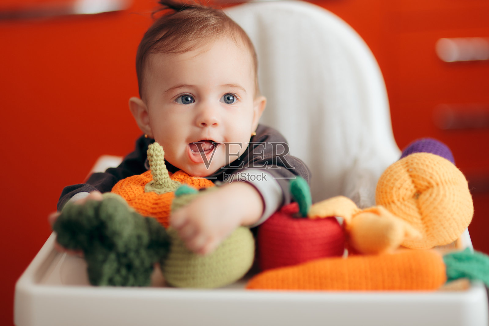 有趣的婴儿针织蔬菜开始食物多样化照片摄影图片