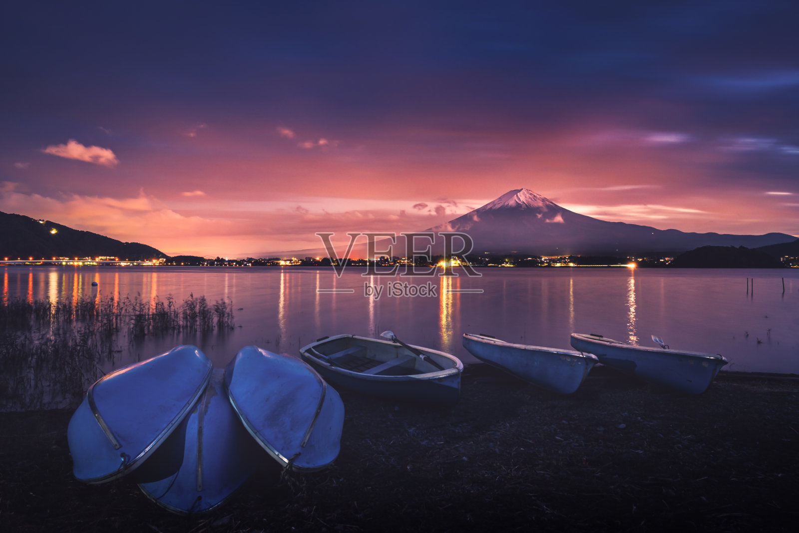 日落时分，日本藤川口湖上的富士山。照片摄影图片