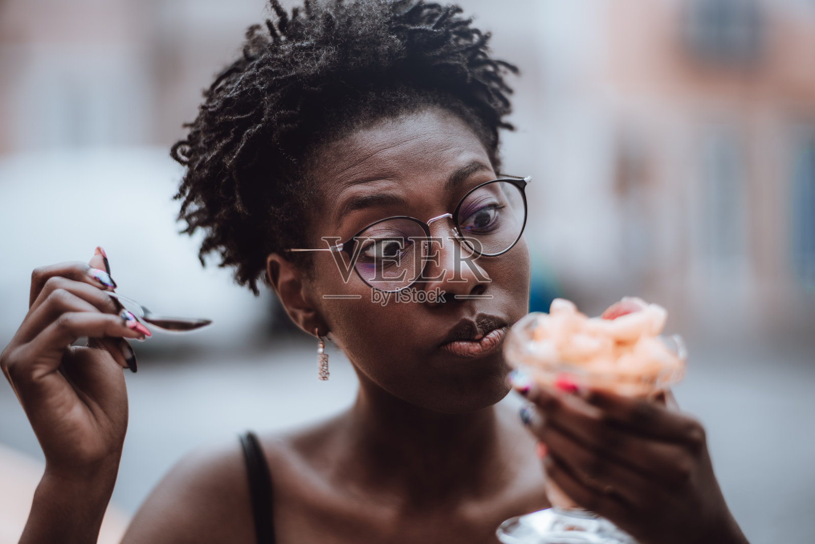 黑女孩在外面吃甜点照片摄影图片