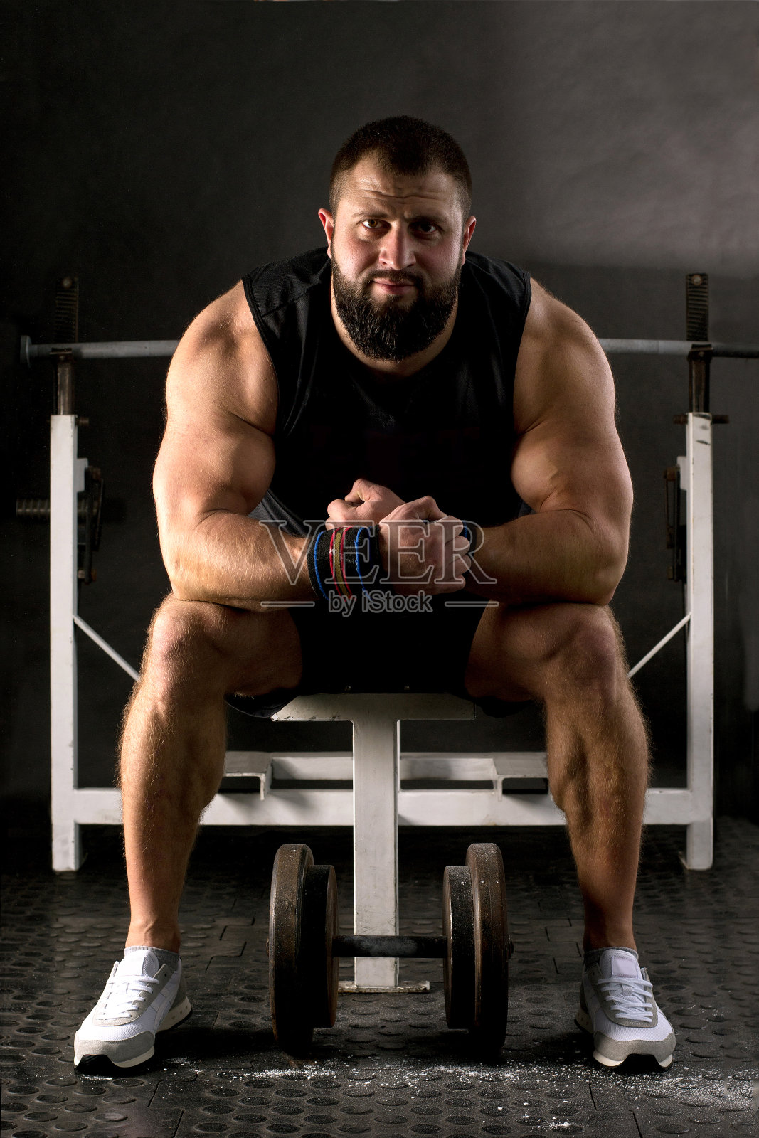 力量举重运动员正在准备举重。肌肉男在健身房训练，健康的生活方式理念。照片摄影图片