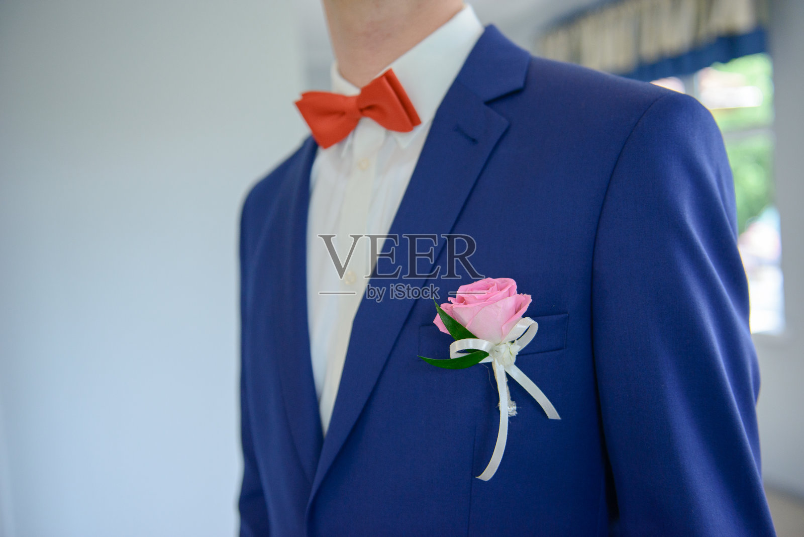 新郎的婚礼配件。领结，西装，袖扣，皮带和鞋子。照片摄影图片