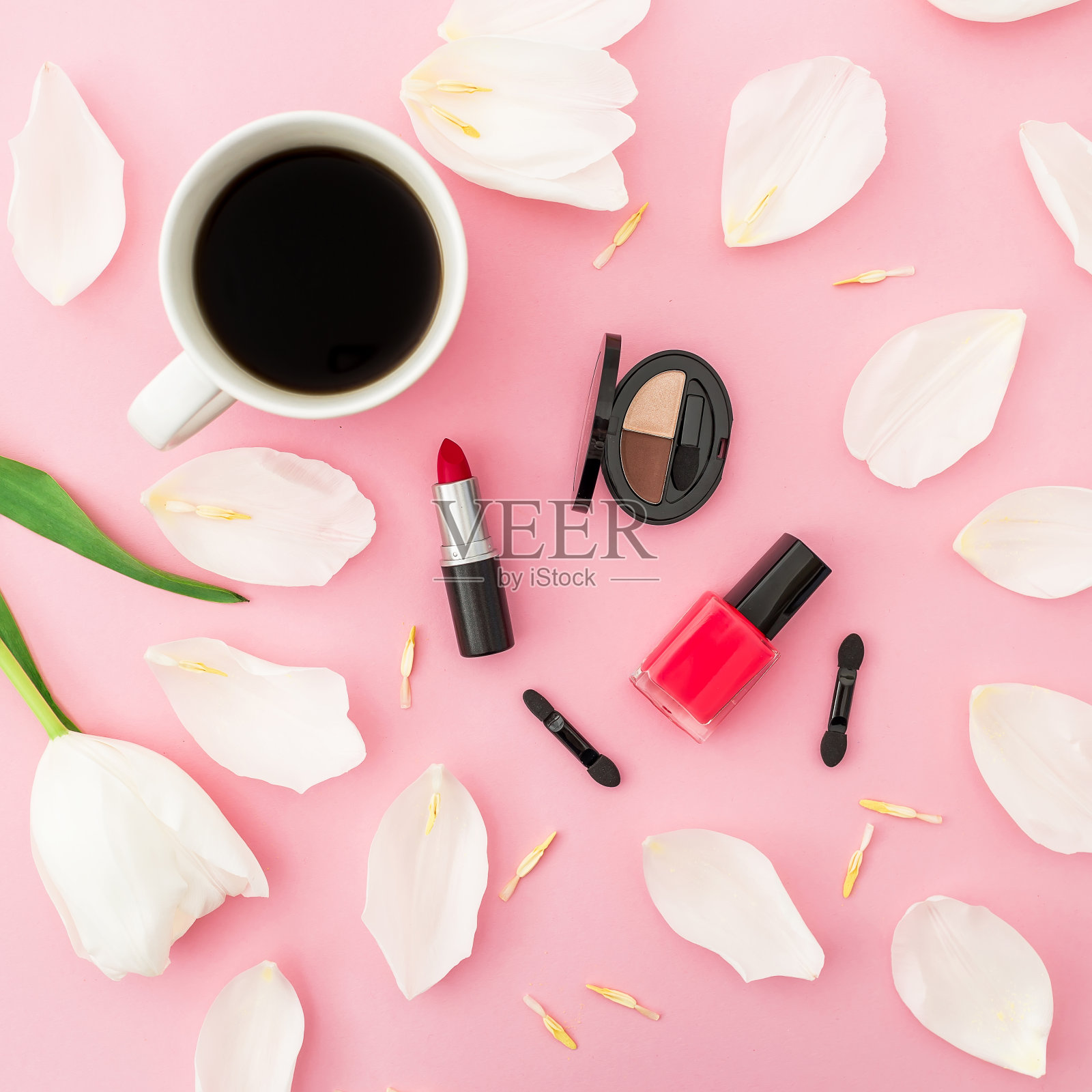 用白色的花，咖啡杯和化妆化妆品在粉红色的背景。前视图。平的。照片摄影图片