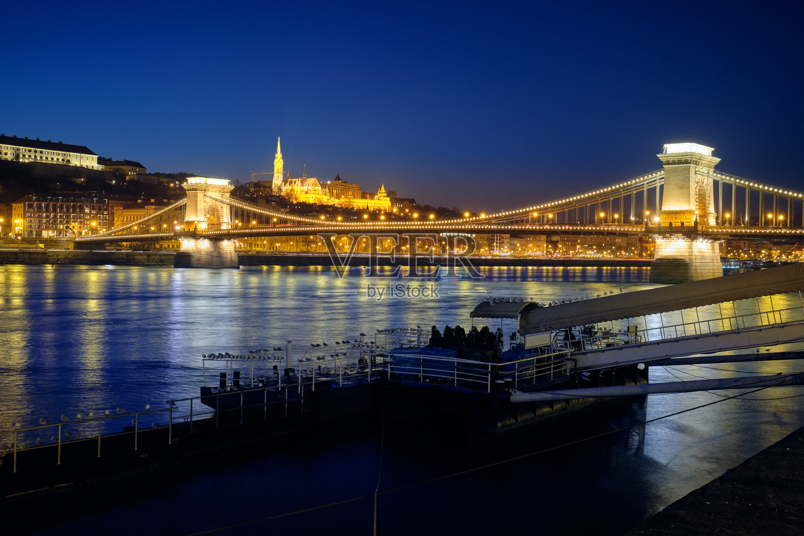 布达佩斯晚上的斯切尼链桥。照片摄影图片