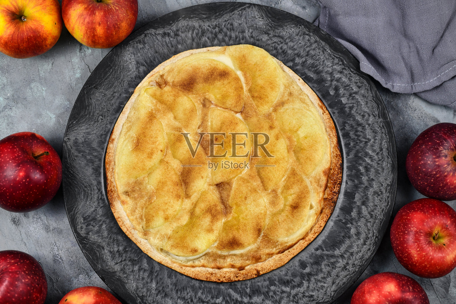 来自德法接壤的阿尔萨斯地区的“火馅饼”或“火馅饼”，类似于薄披萨，上面覆盖了苹果片、糖和肉桂照片摄影图片
