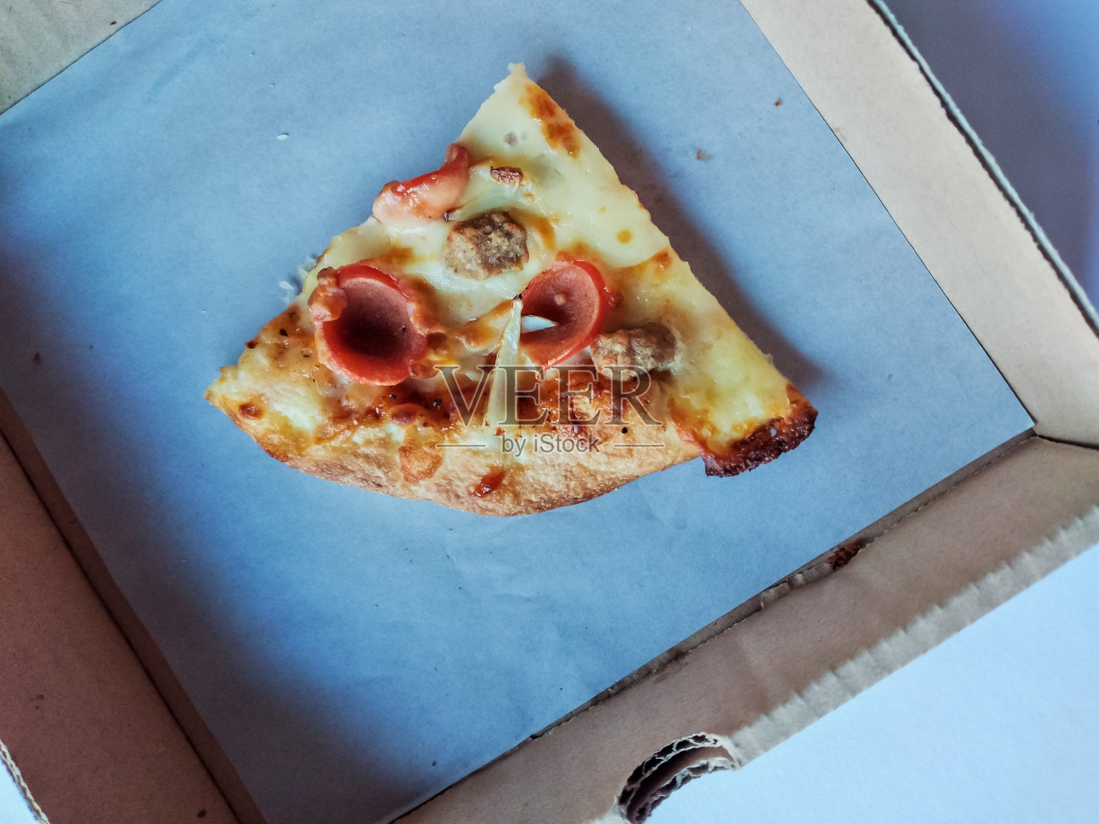 一盒新鲜披萨照片摄影图片
