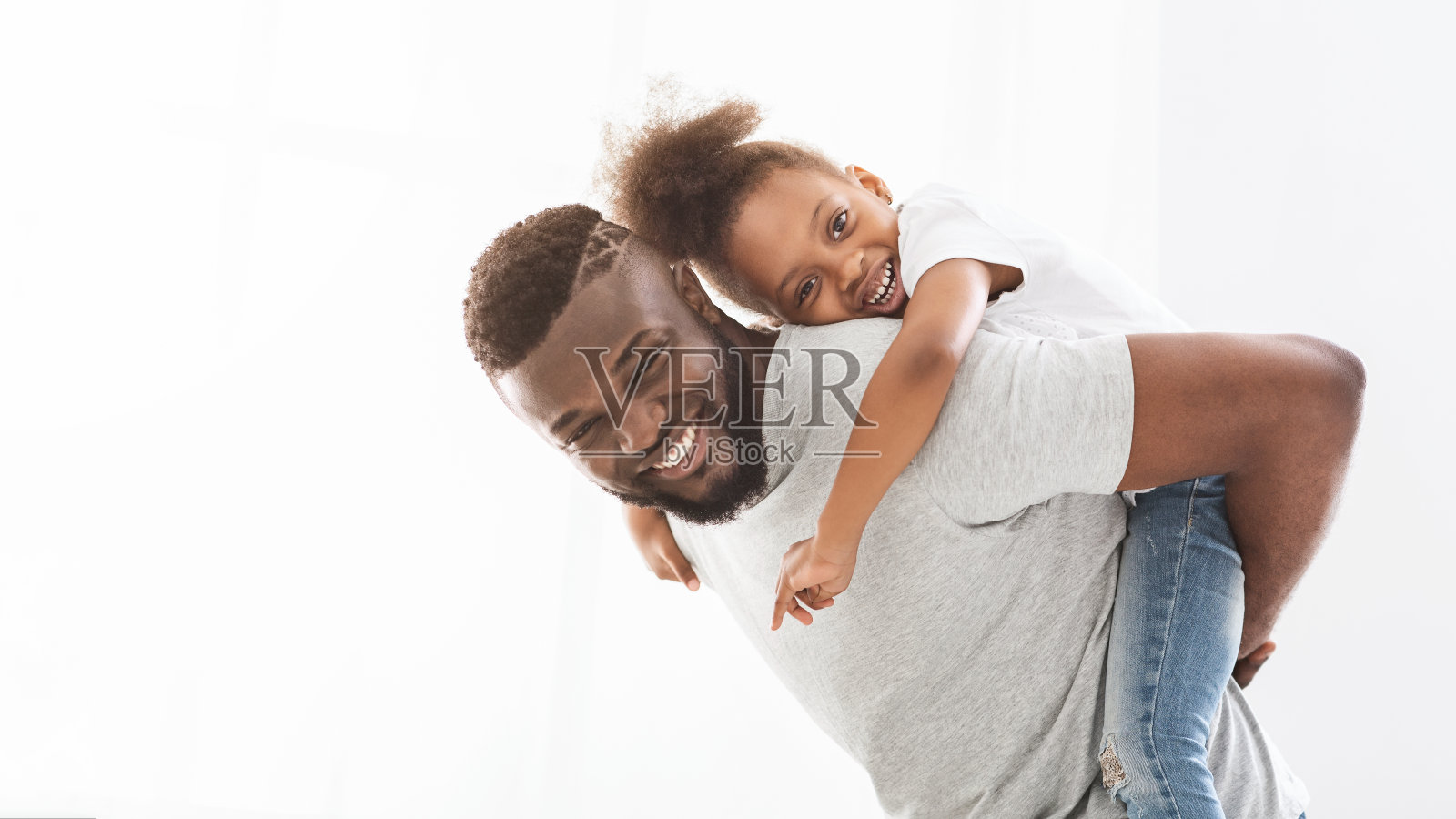 快乐的小女儿坐在爸爸背上照片摄影图片