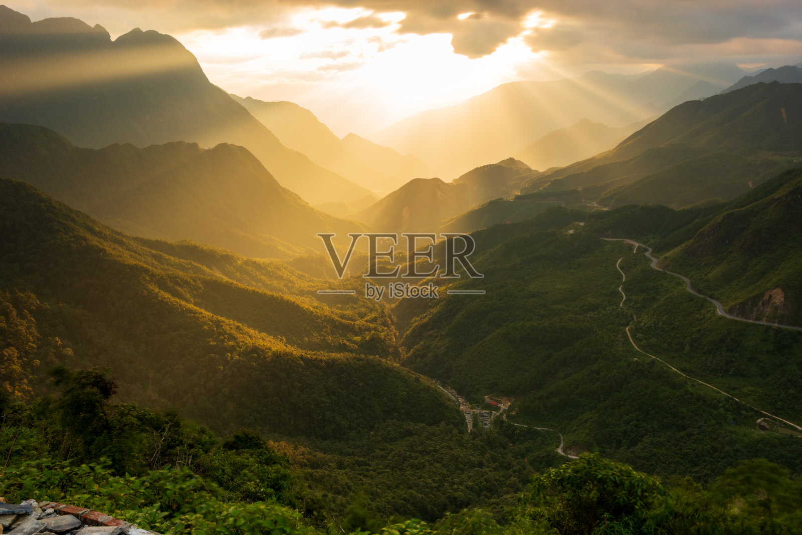 壮丽的山脉和越南漫长的关隘，以及日落时神奇的光线和天空照片摄影图片