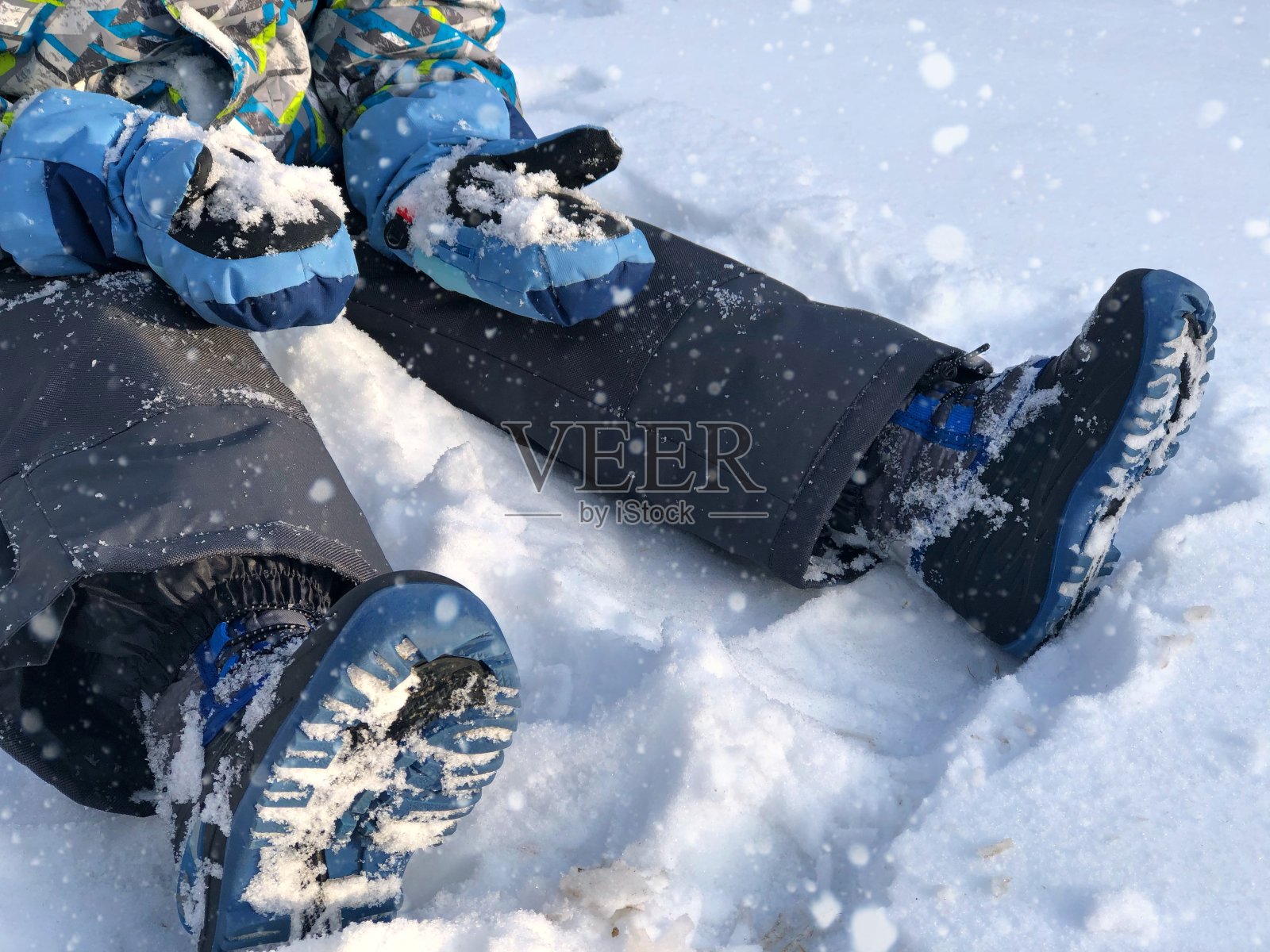孩子用手套拿雪照片摄影图片