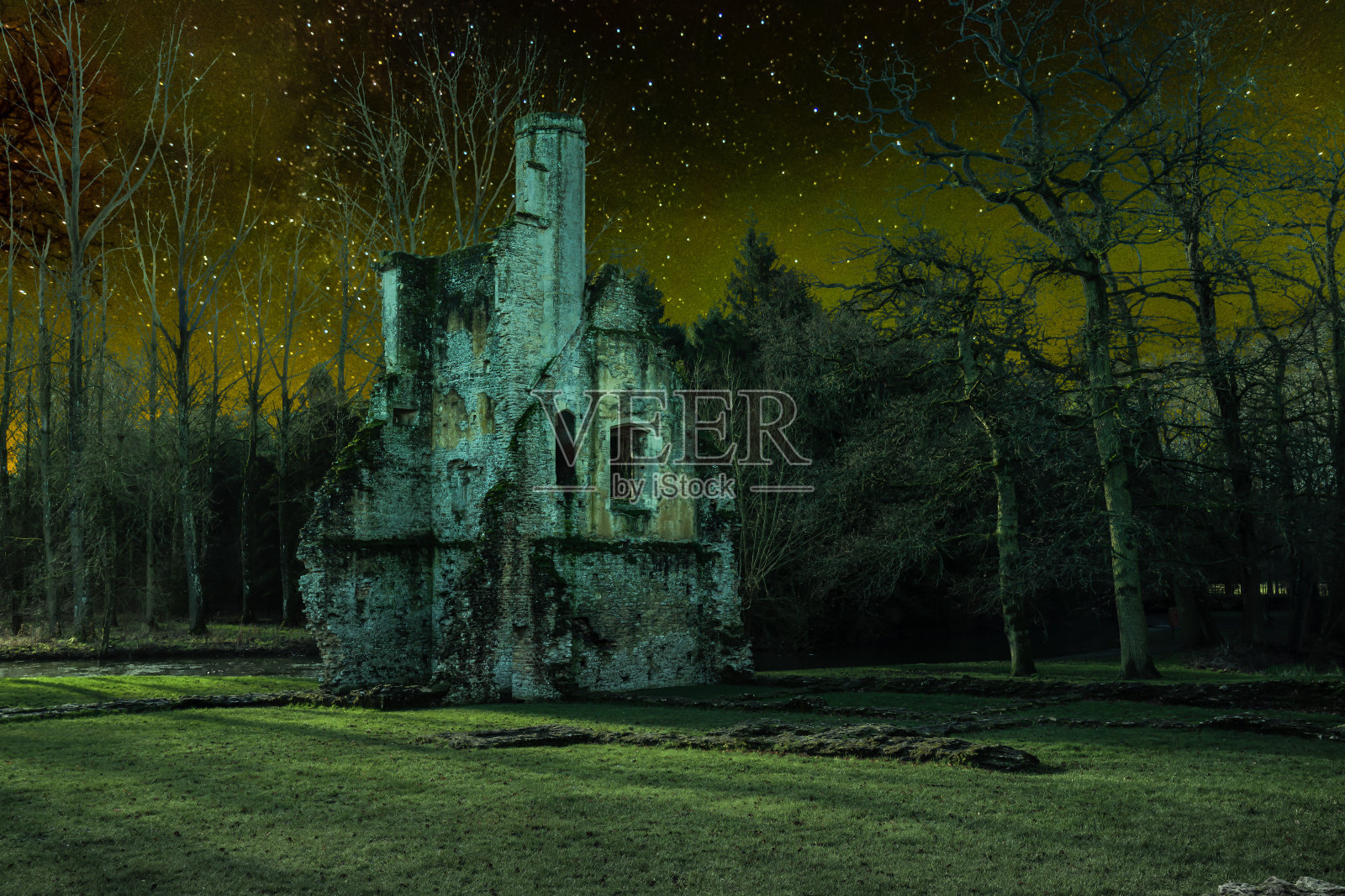 古堡废墟在夜晚的梦幻风景照片摄影图片