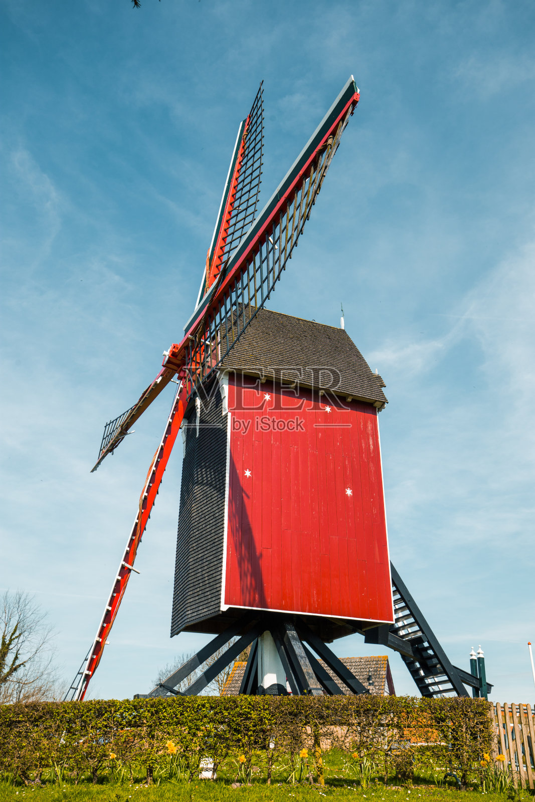 传统的红色木制风车映衬着蓝天照片摄影图片
