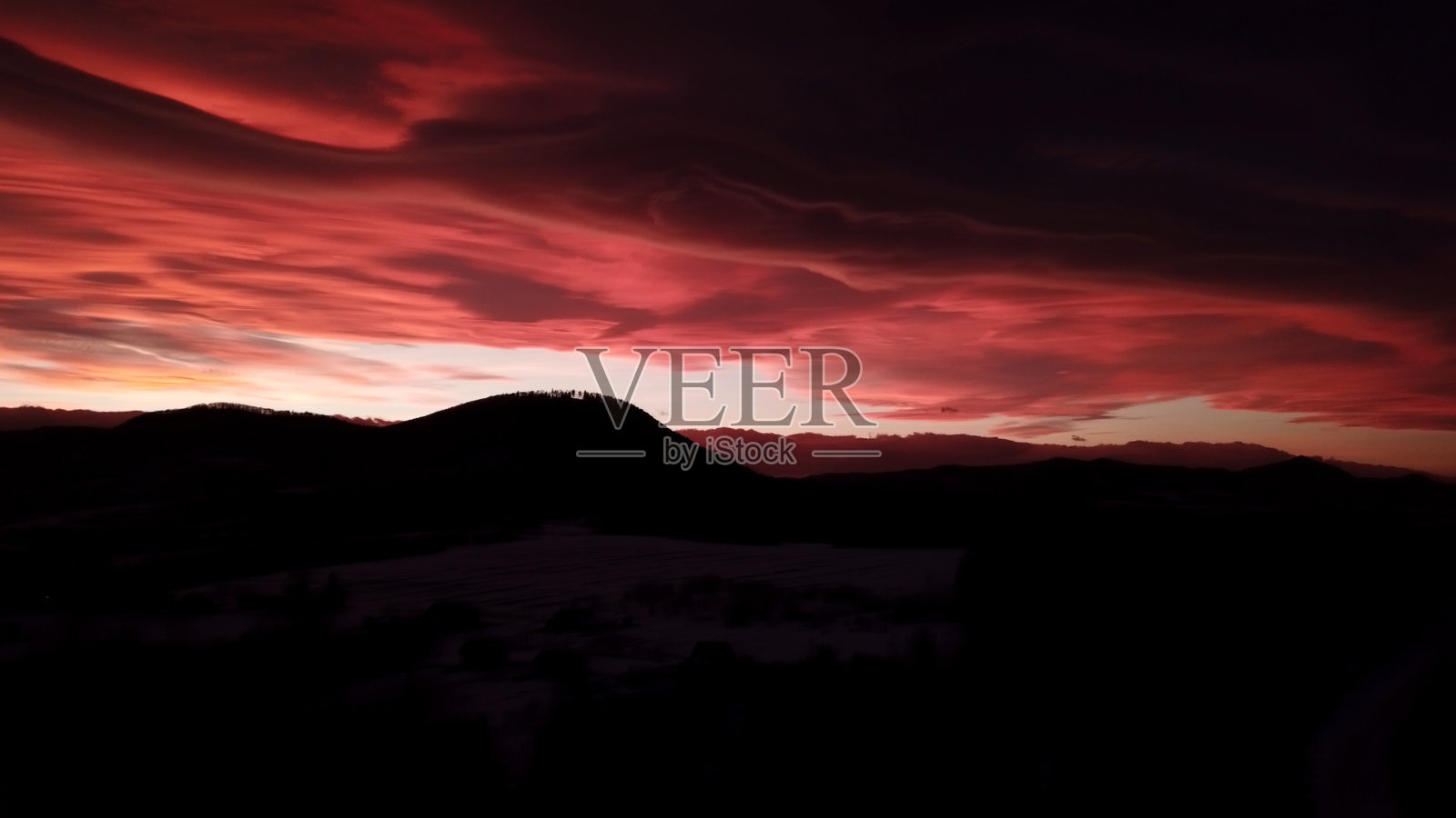 冬季山上的红色日落照片摄影图片