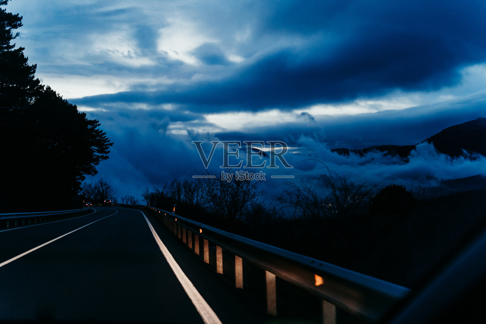 从车内看到的一个多云的日落，而驾驶。冬季照片摄影图片