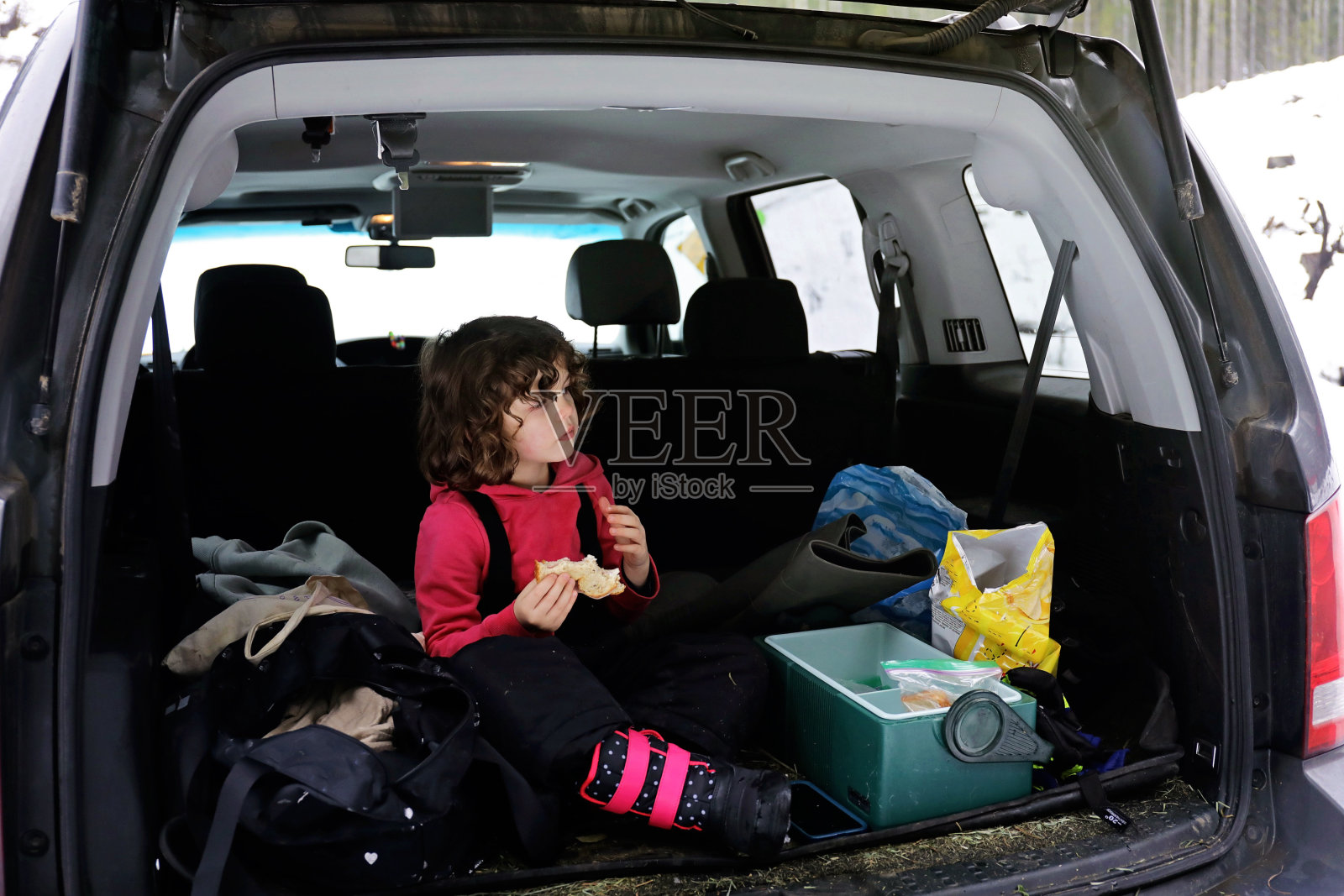 小女孩坐在车里吃午饭照片摄影图片