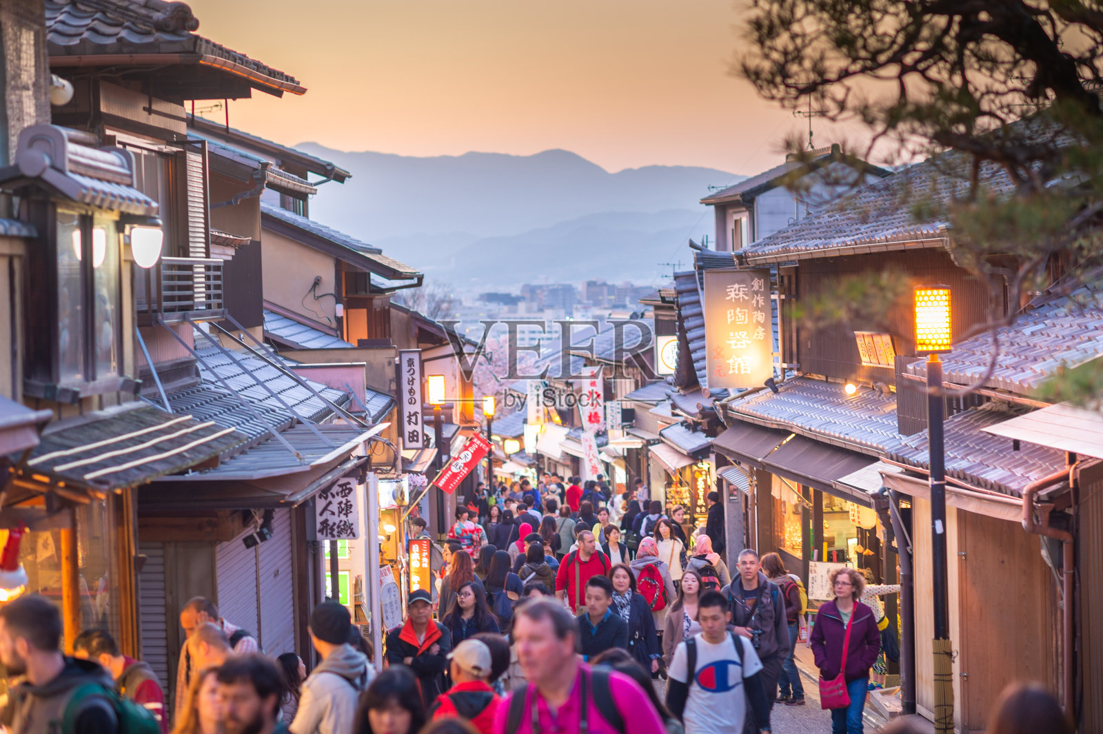 成群的游客走在日本京都清水寺附近的东山大街上照片摄影图片