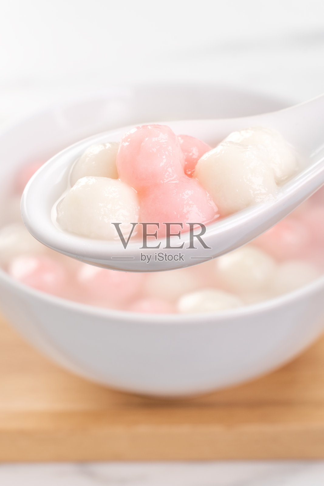汤圆，汤圆，美味的红白相间的汤圆球在一个小碗为中国冬至节，关闭。照片摄影图片