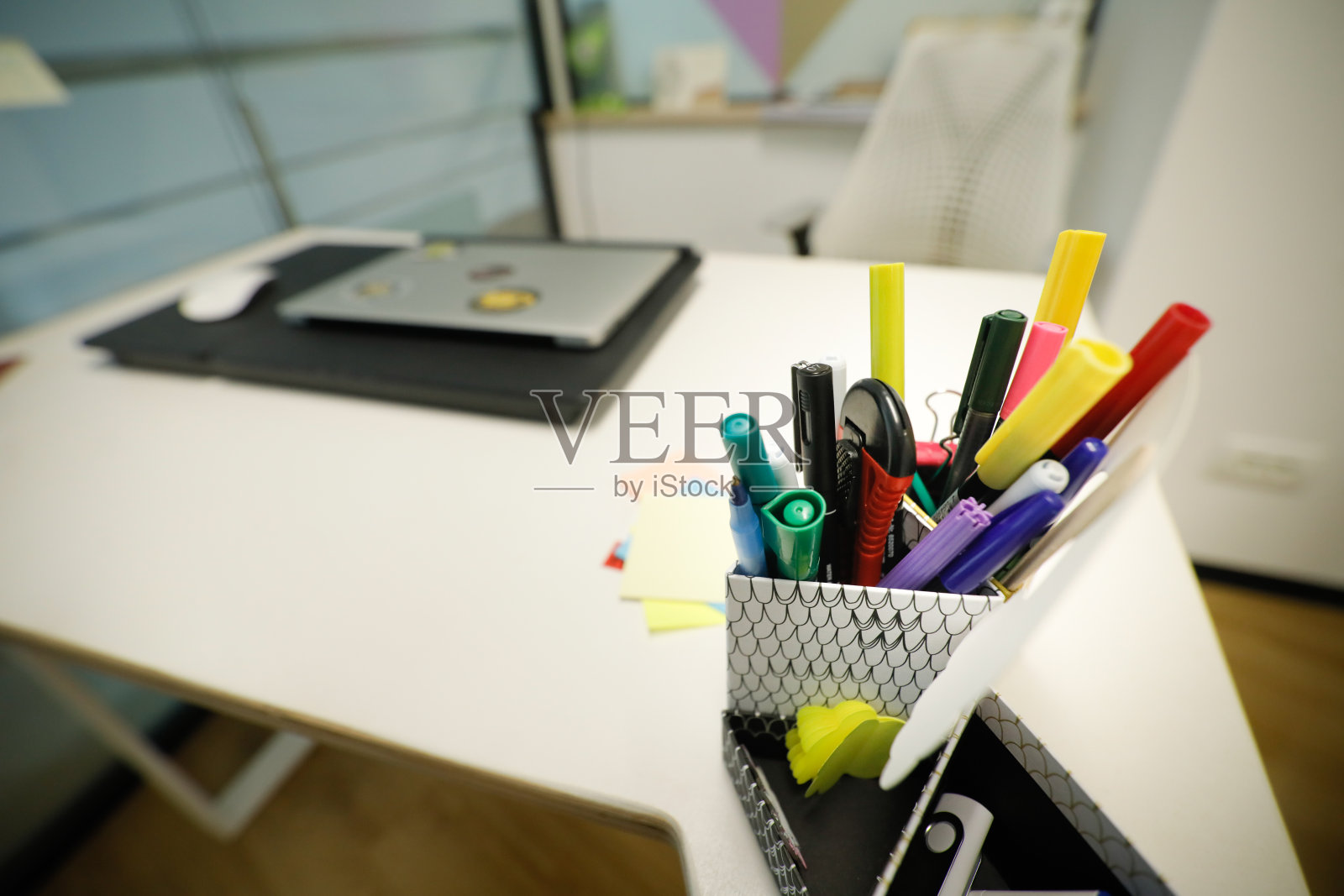 浅景深(选择性聚焦)的图像与各种钢笔，铅笔和记号笔在办公桌上。照片摄影图片