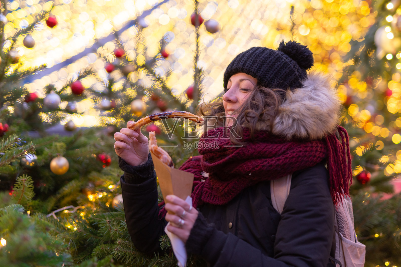 莫斯科红场，一位女士在吃圣诞饼干照片摄影图片
