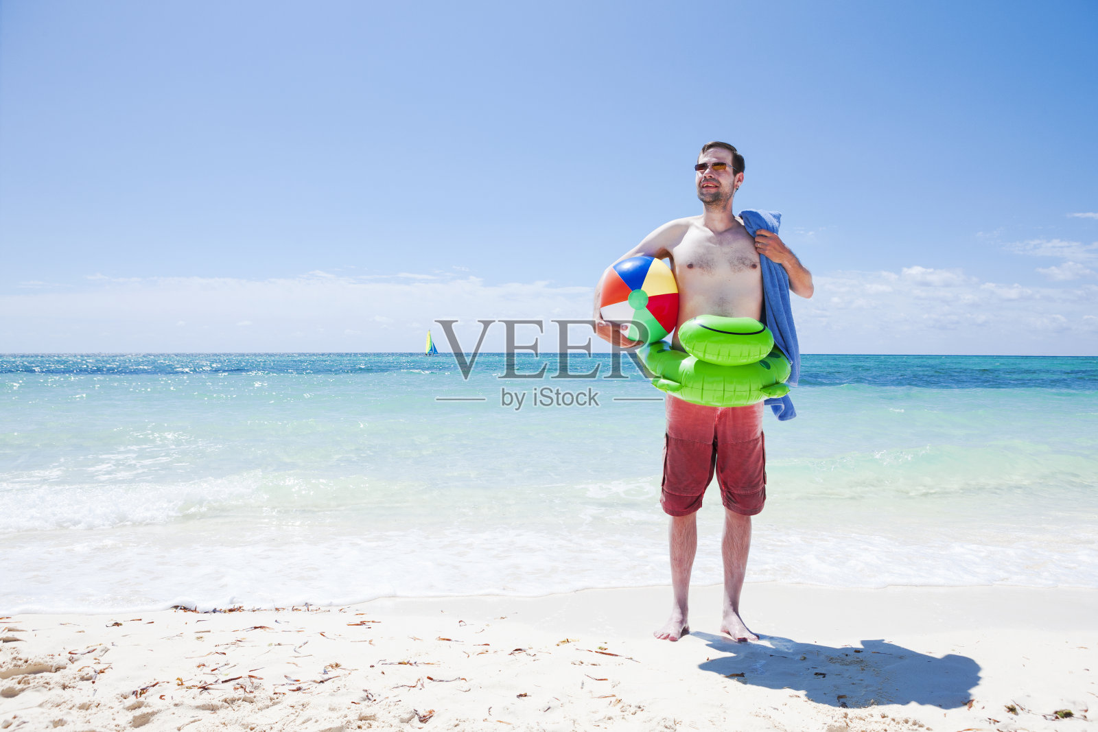 在加勒比海巴哈马群岛海滩度假的男人照片摄影图片