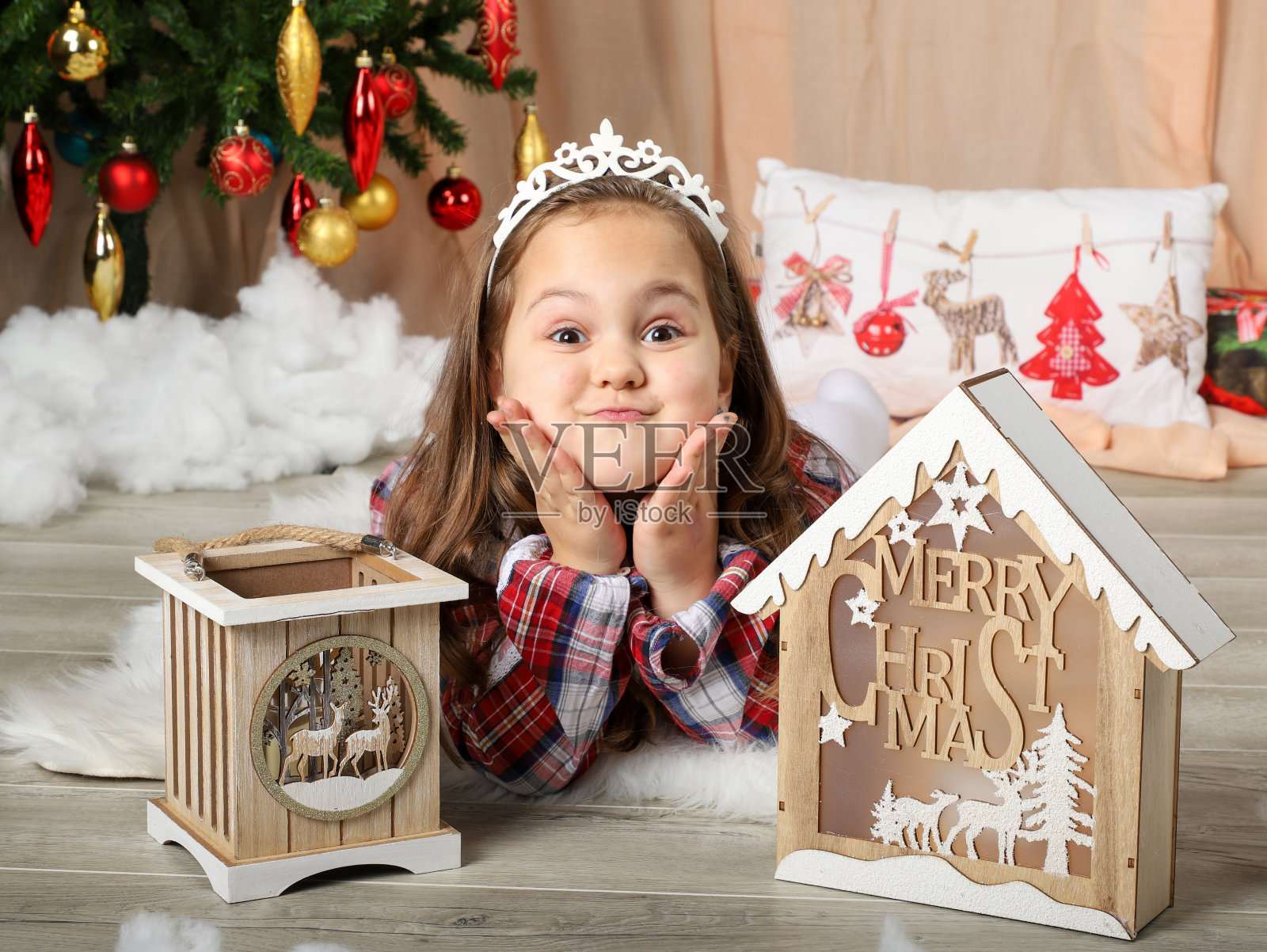 漂亮的小女孩站在圣诞树前照片摄影图片