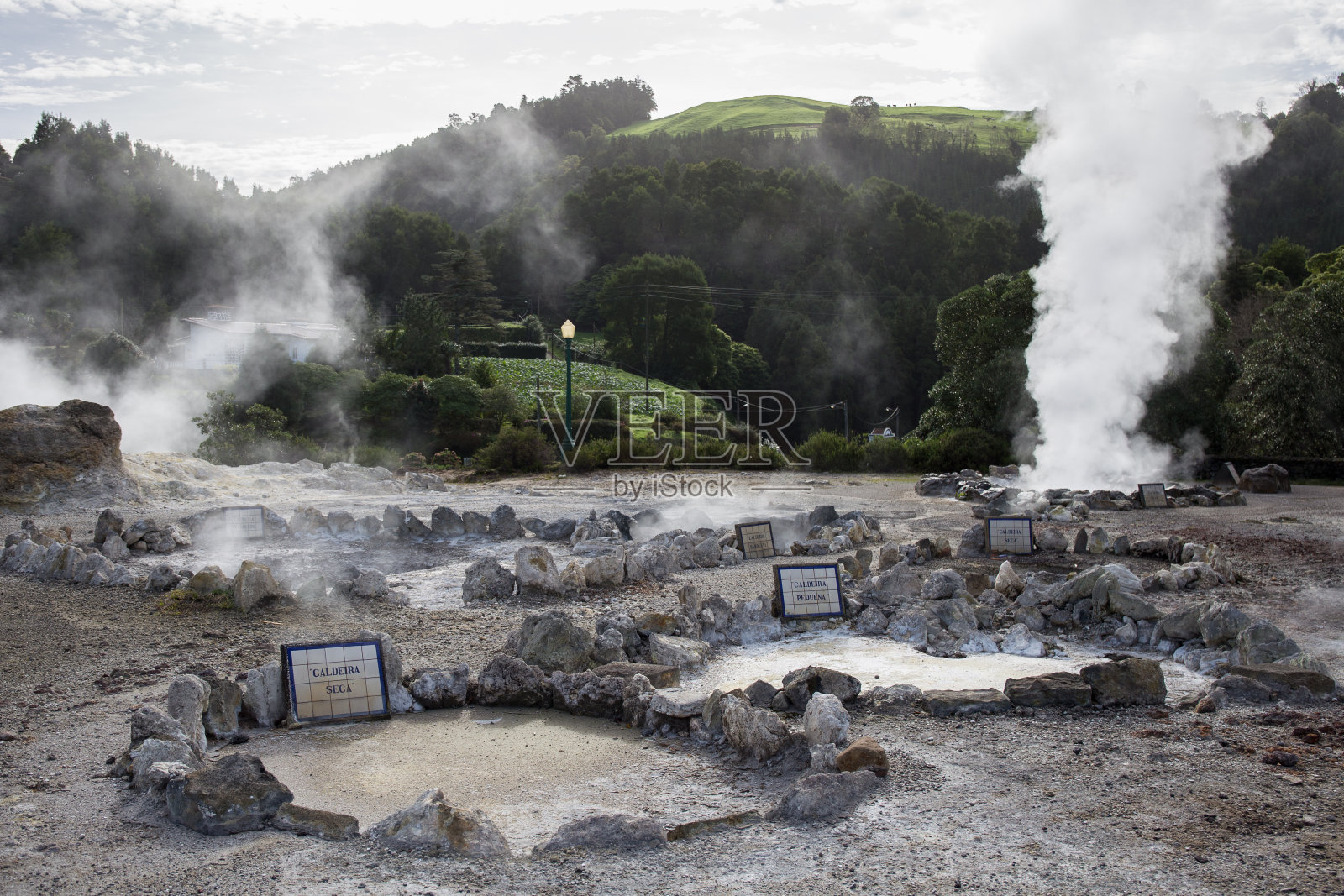 煮沸的水和热蒸汽从Caldeira Pequena(小锅炉)，Caldeira Barrenta(锅炉)和Caldeira Seca(干旱锅炉)在Furnas, Sao Miguel岛，亚述尔群岛，葡萄牙照片摄影图片