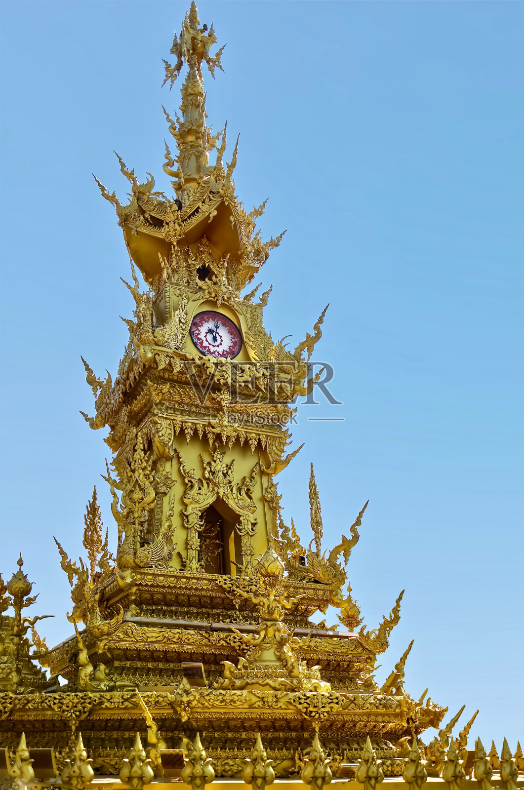 清莱美丽的泰国风格的金色钟楼在蓝天的背景下照片摄影图片