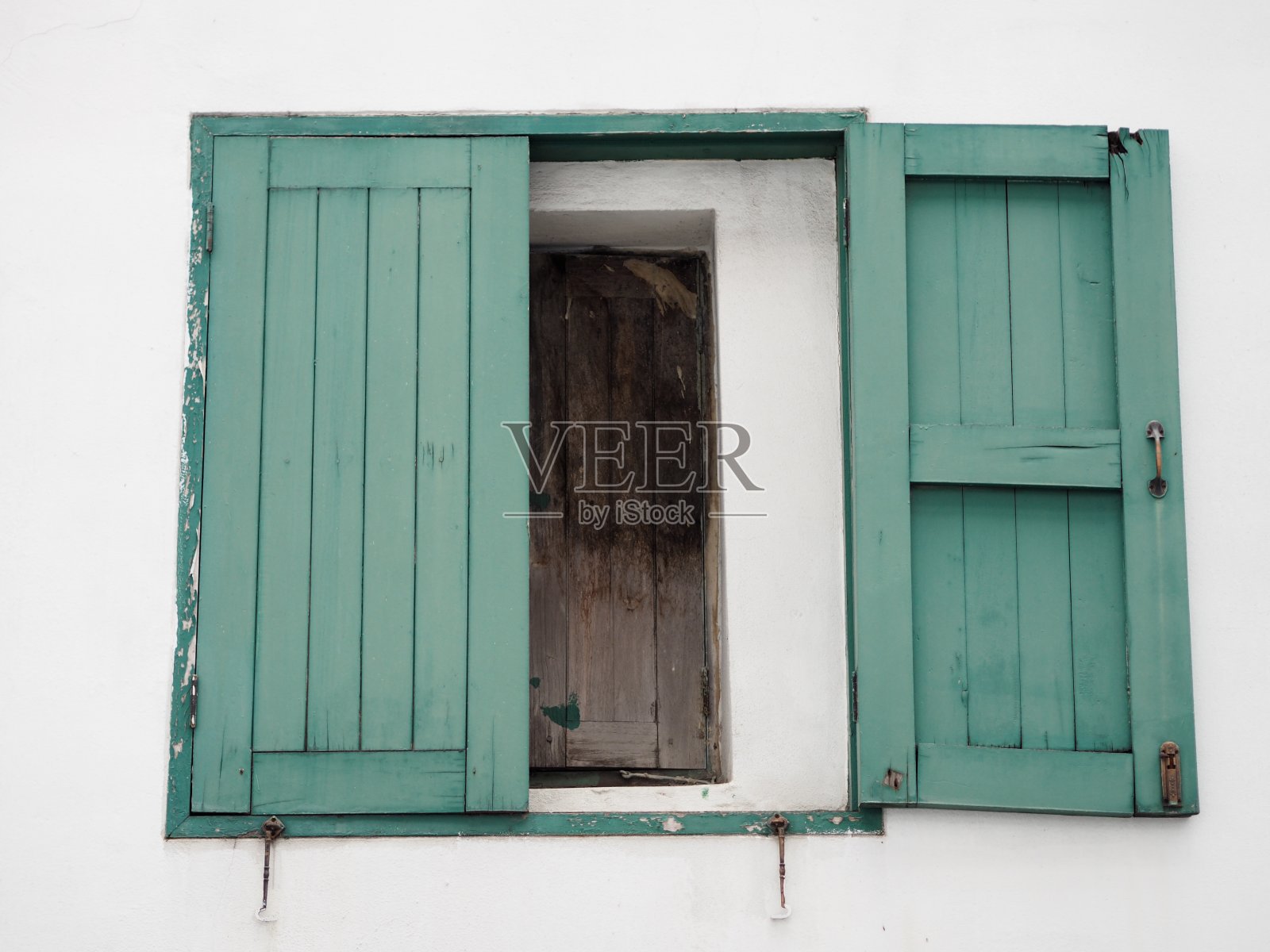 白色墙壁上开着绿木旧窗，复古屋照片摄影图片