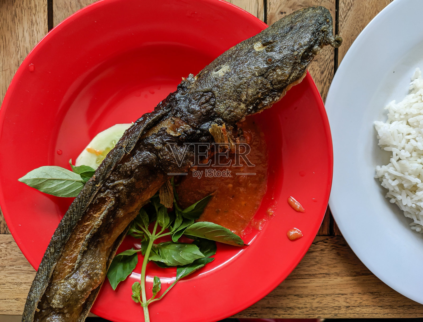 印尼街头小吃炸鲶鱼，佩尔勒拉蒙甘照片摄影图片